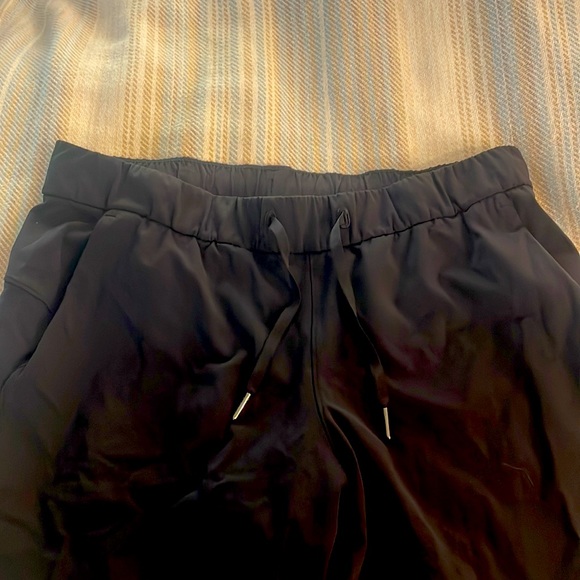 Lululemon black cropped pants. Great condition. Size 10 - Picture 2 of 3